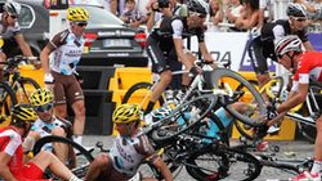 Óriási bukás a Tour de France-on - videó