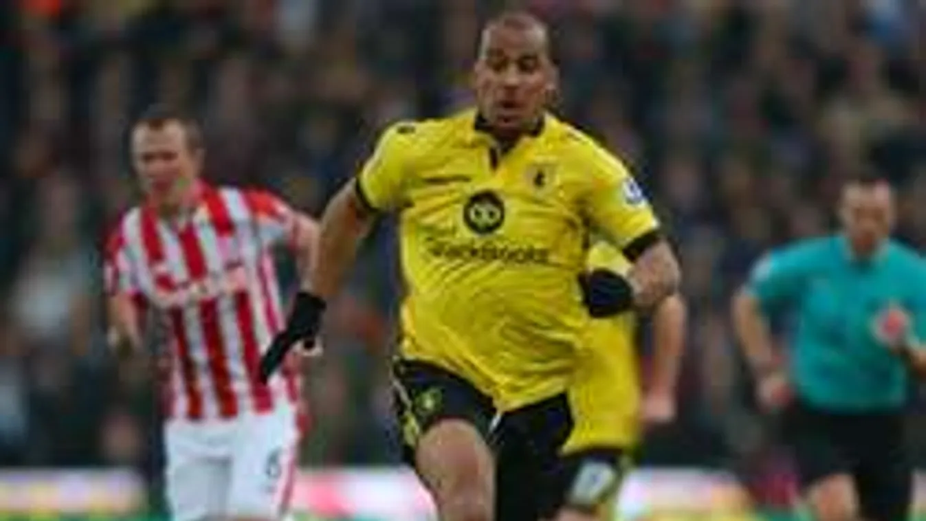 Kéjgázt szívott, két nővel bulizott a sztár