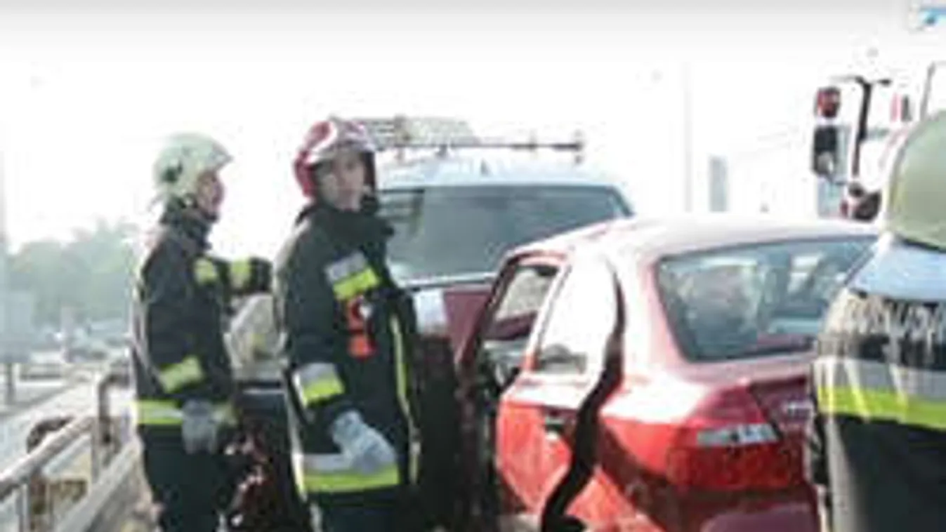 Feszítővágóval szedték ki a sofőrt az Üllői úti baleset után