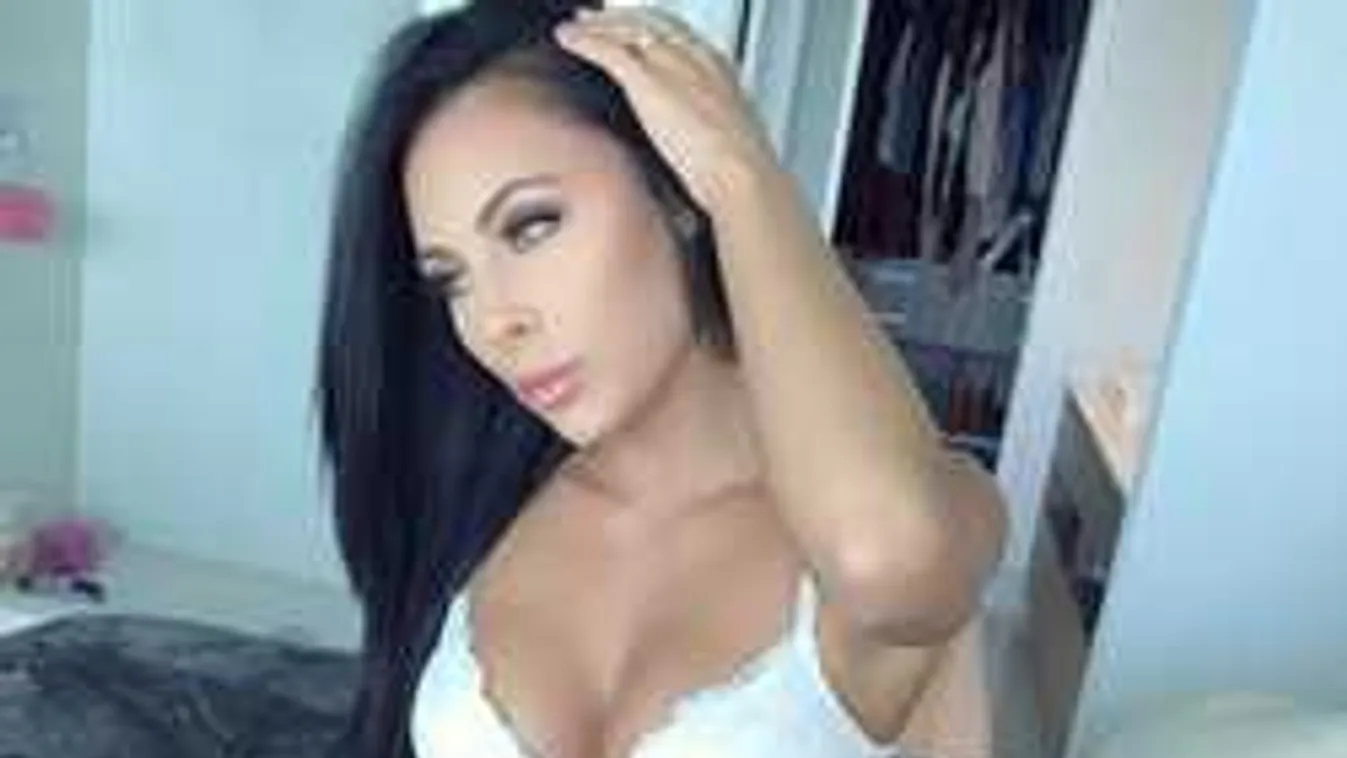 Meztelenül hintázik, semmijét sem takarja a nagy mellű dokinő