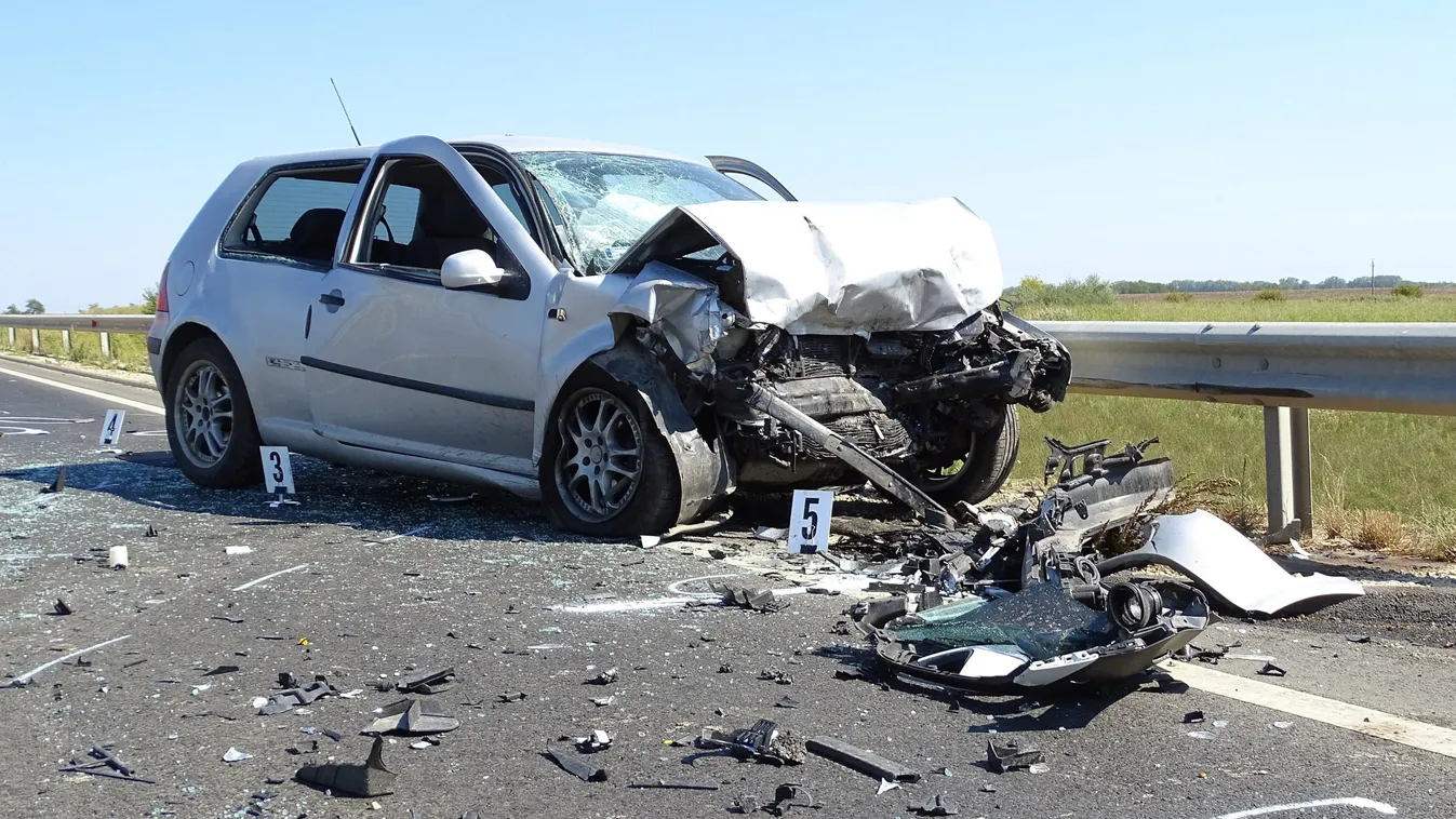 Brutális fotók érkeztek a 44-es főúton történt kettős tragédia helyszínéről