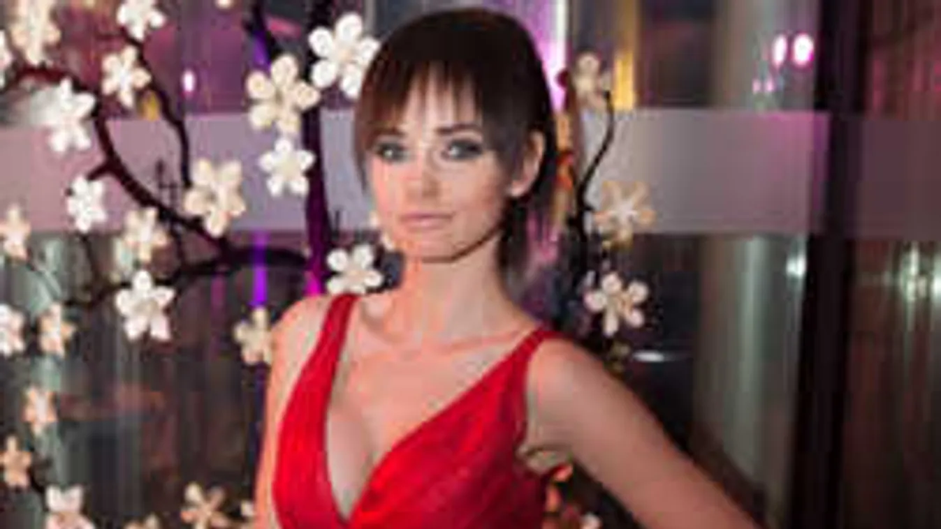 Fürdőszobában, félmeztelenül bújt össze férjével a magyar modell