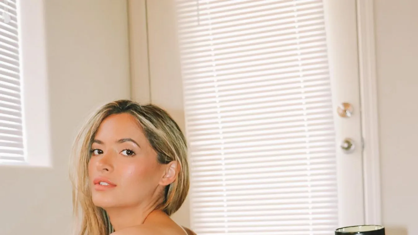 Pucéran meditáló lányról készült lesifotó