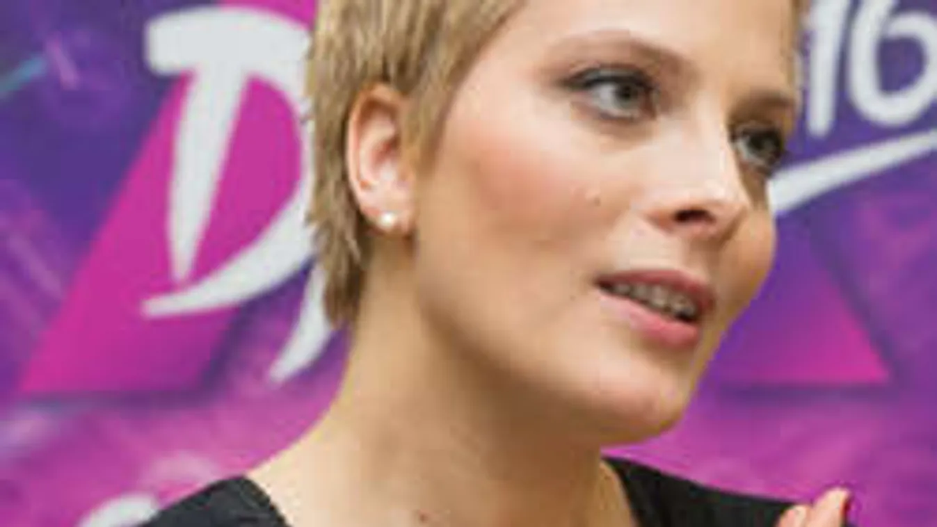 Tatár Csilla magával viszi dolgozni a kisfiát, ezért is megkapta a magáét. Szavazz, szerinted jó anya?