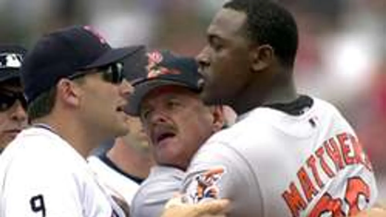 Tömegbunyó! Edzők ütötték egymást a meccsen - videó