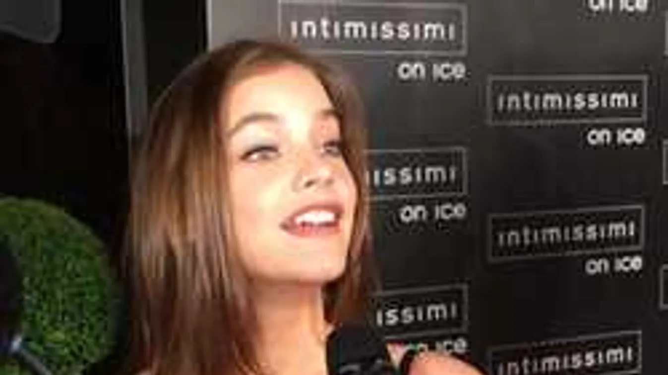 Palvin Barbara szexi szerelésben csókolta meg leszbikus barátnőjét