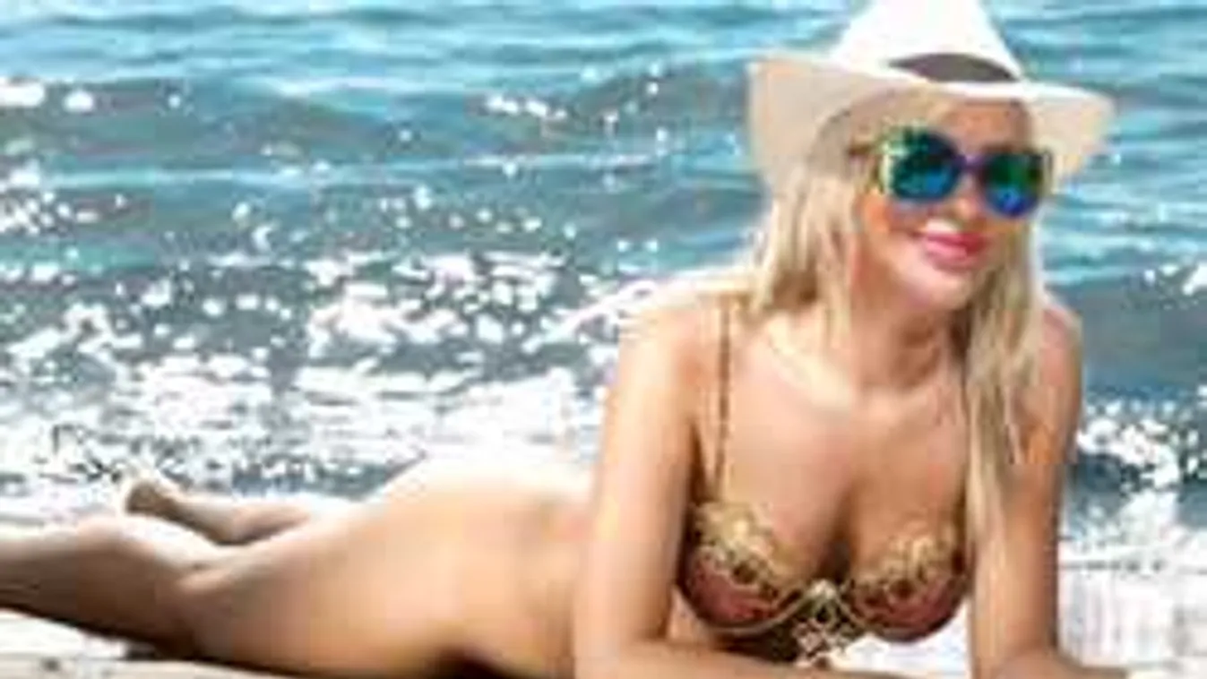 Ez kínos: Lemezfelvétel közben villant ki a magyar sztár csupasz melle