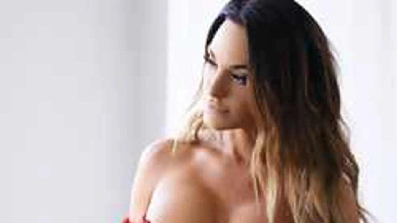 Lebukott, félmeztelenül osont a hűtőhöz a kerek fenekű sportolónő