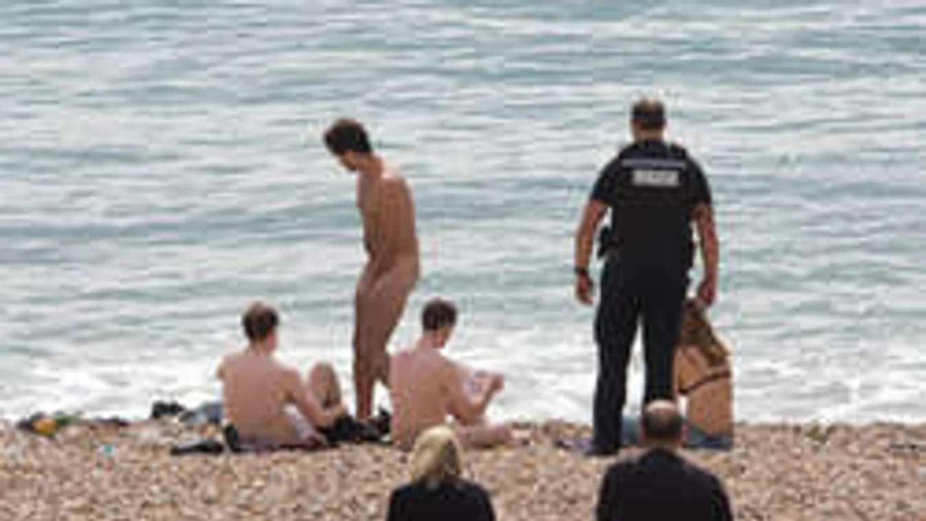 Bilincsbe verve vezették el a rendőrök a botrányt keltő nudistákat!