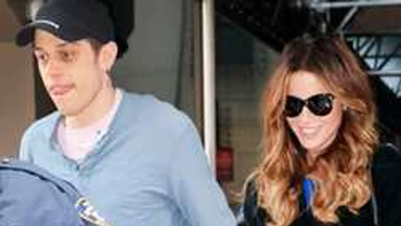 Csókcsata a kamerák előtt: 20 évvel fiatalabb a színésznő új szerelme