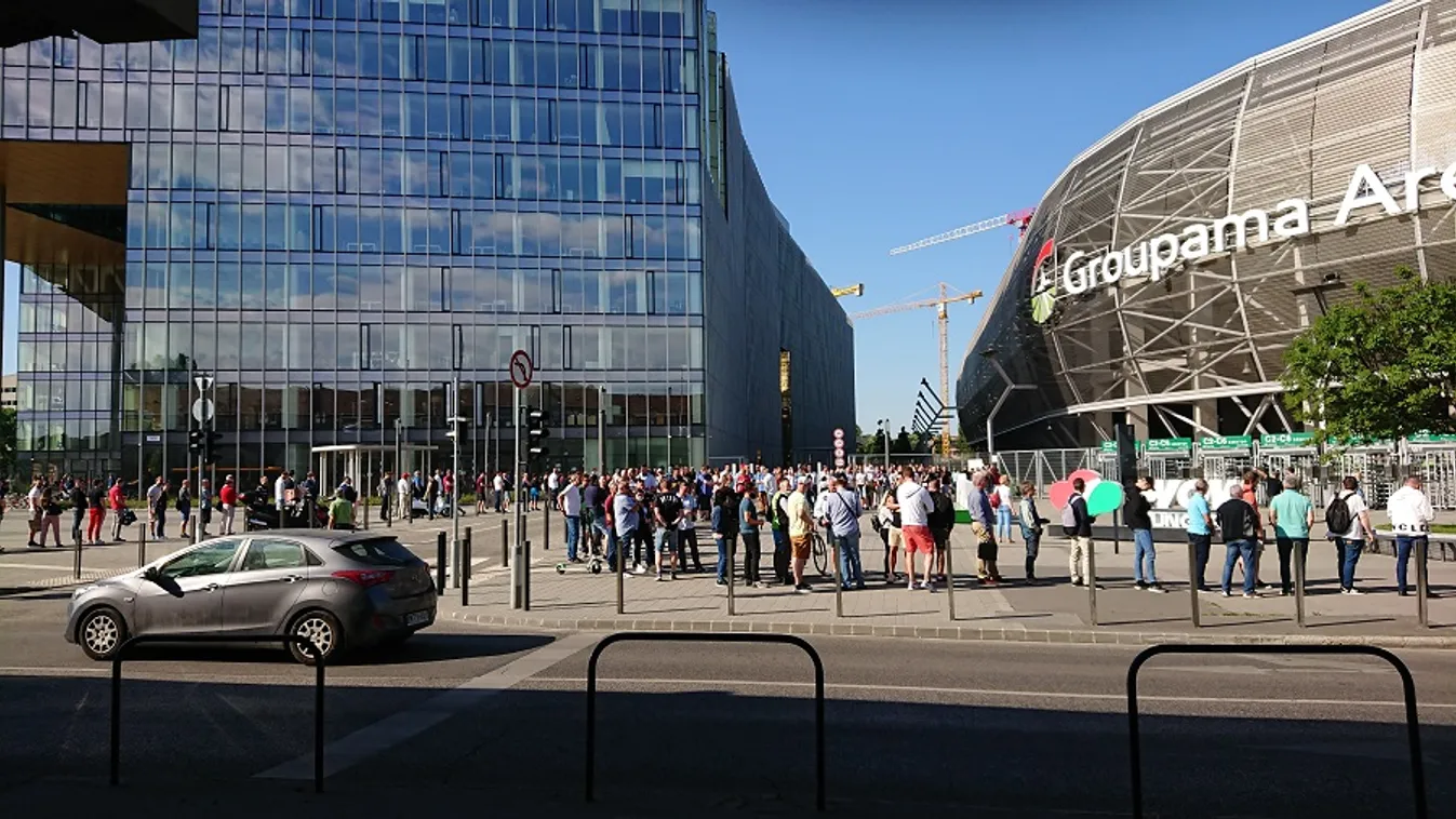 Elképesztően hosszú sorok alakultak ki Budapesten, erre várnak az emberek – Fotók