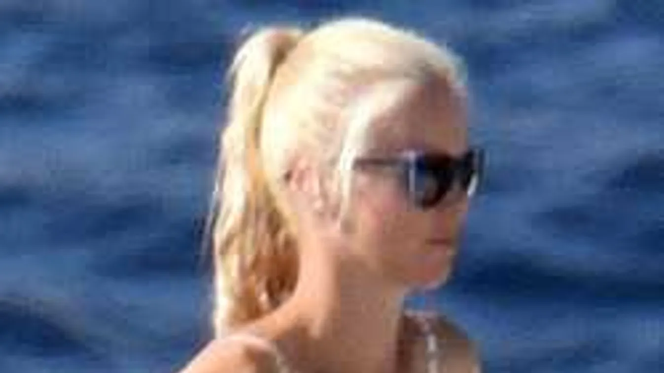 Claudia Schiffer pöttyös, kislányos bikiniben ünnepelt