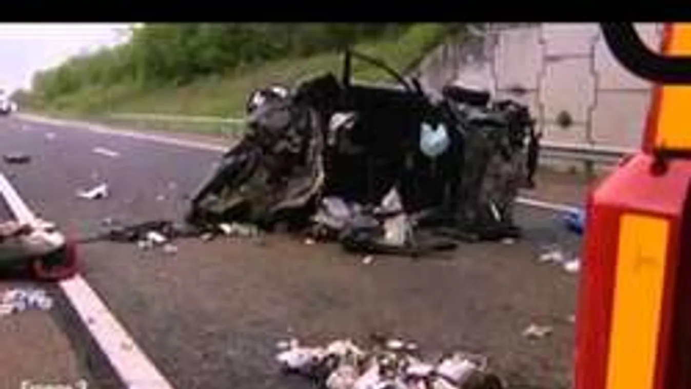 Horrorbaleset: Gyerekeivel halt szörnyet a volánnál elalvó apa