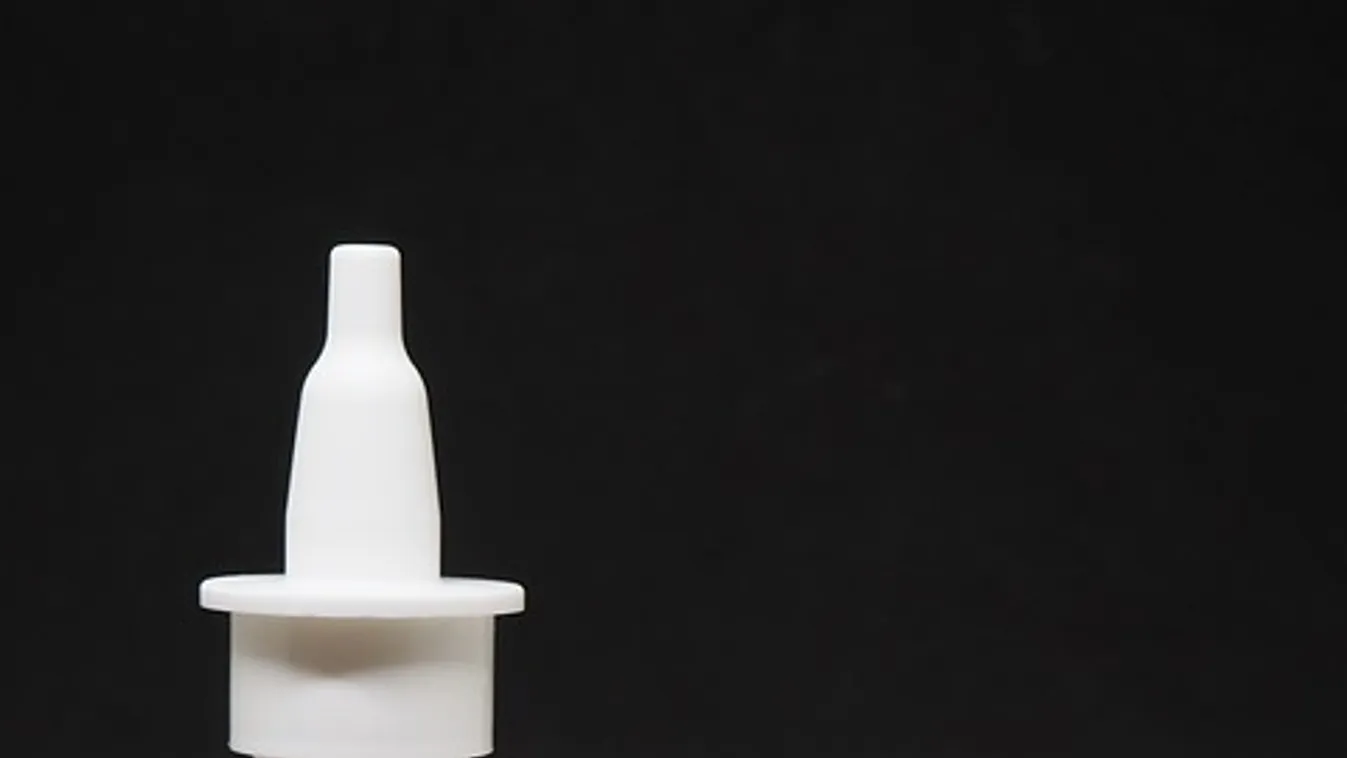 Nem hiszed el, kiken tesztelik a Covid elleni vakcinát helyettesítő orrsprayt