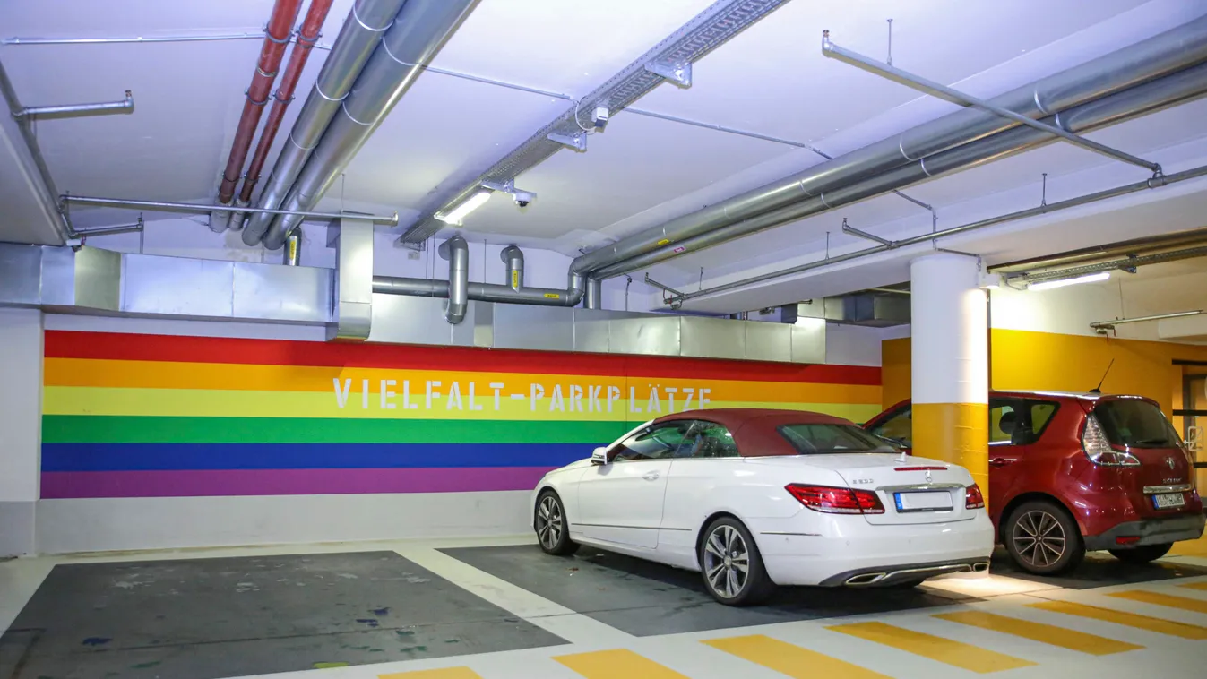 Tampont tettek a férfivécébe, lánynéven szólítják a fiúkat – ezerrel tolták az LMBTQ-propagandát