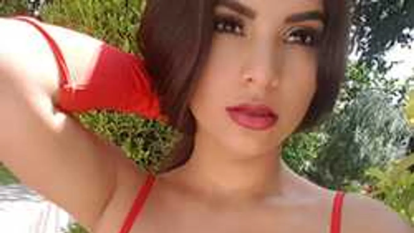 Hihetetlenül dús kebleivel hódít sztárfocistákat a modell