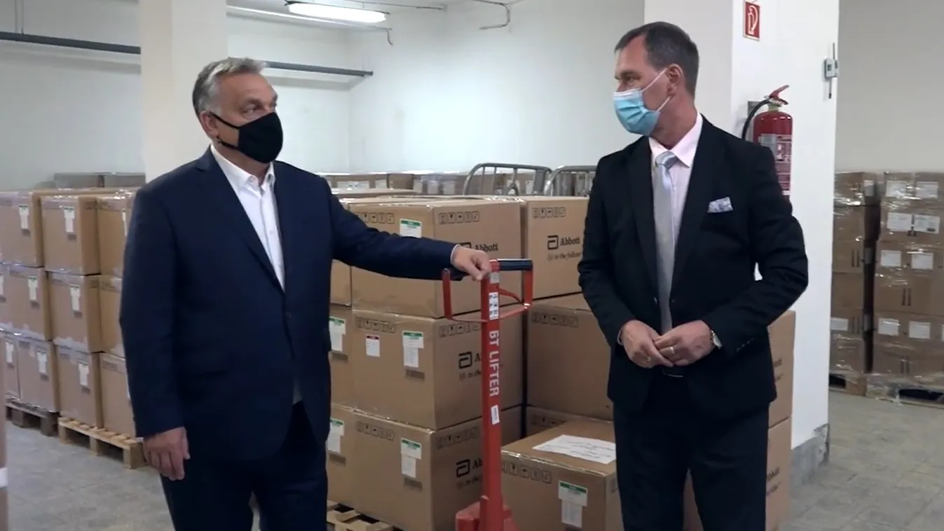 Orbán Viktor ellenőrizte a Kínából érkezett 1 millió gyógyszert – videó