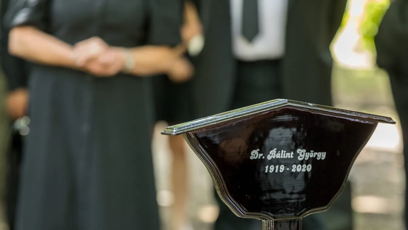 Egy hónappal a temetés után így néz ki Bálint gazda sírja – Videó