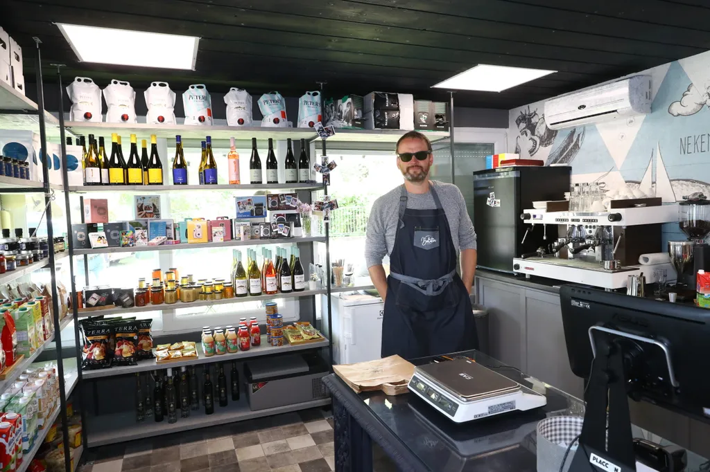 5688645B-3D31-46E7-9F9D-2D24E41B7F13