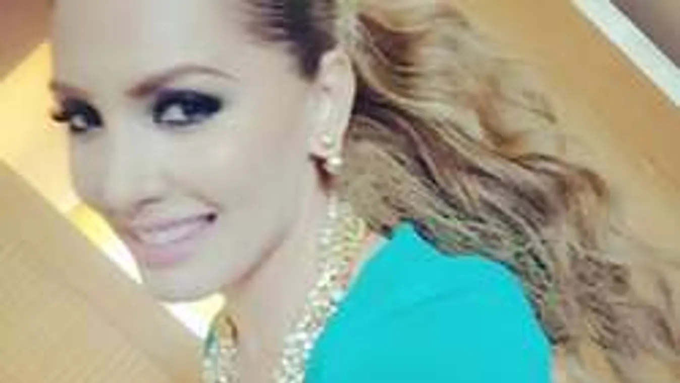 Kínos! Fellépés közben esett ki az énekesnő betétje - Videó