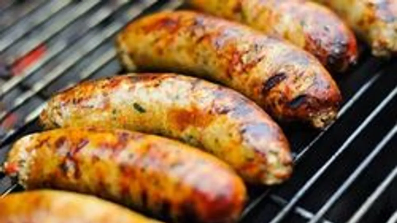 A tökéletes grillkolbász titka. Így lesz ropogós és mégis szaftos