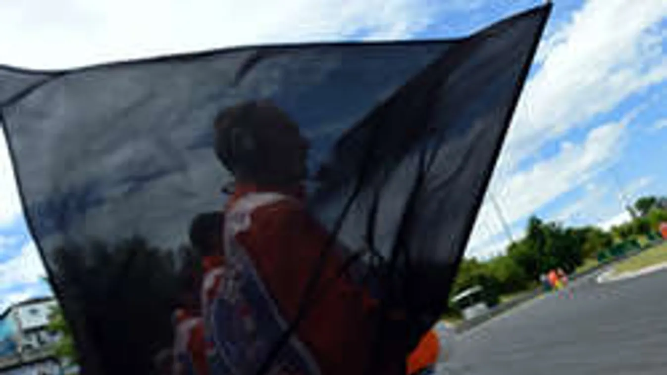 Fehér liliom a halott pilóta emlékére