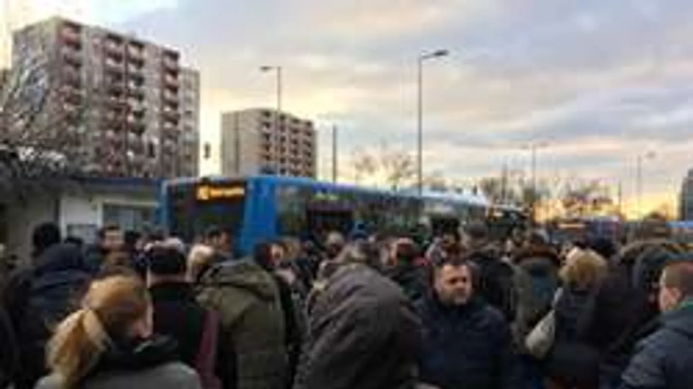 Összeomlott a közlekedés: nem jár a 2-es metró