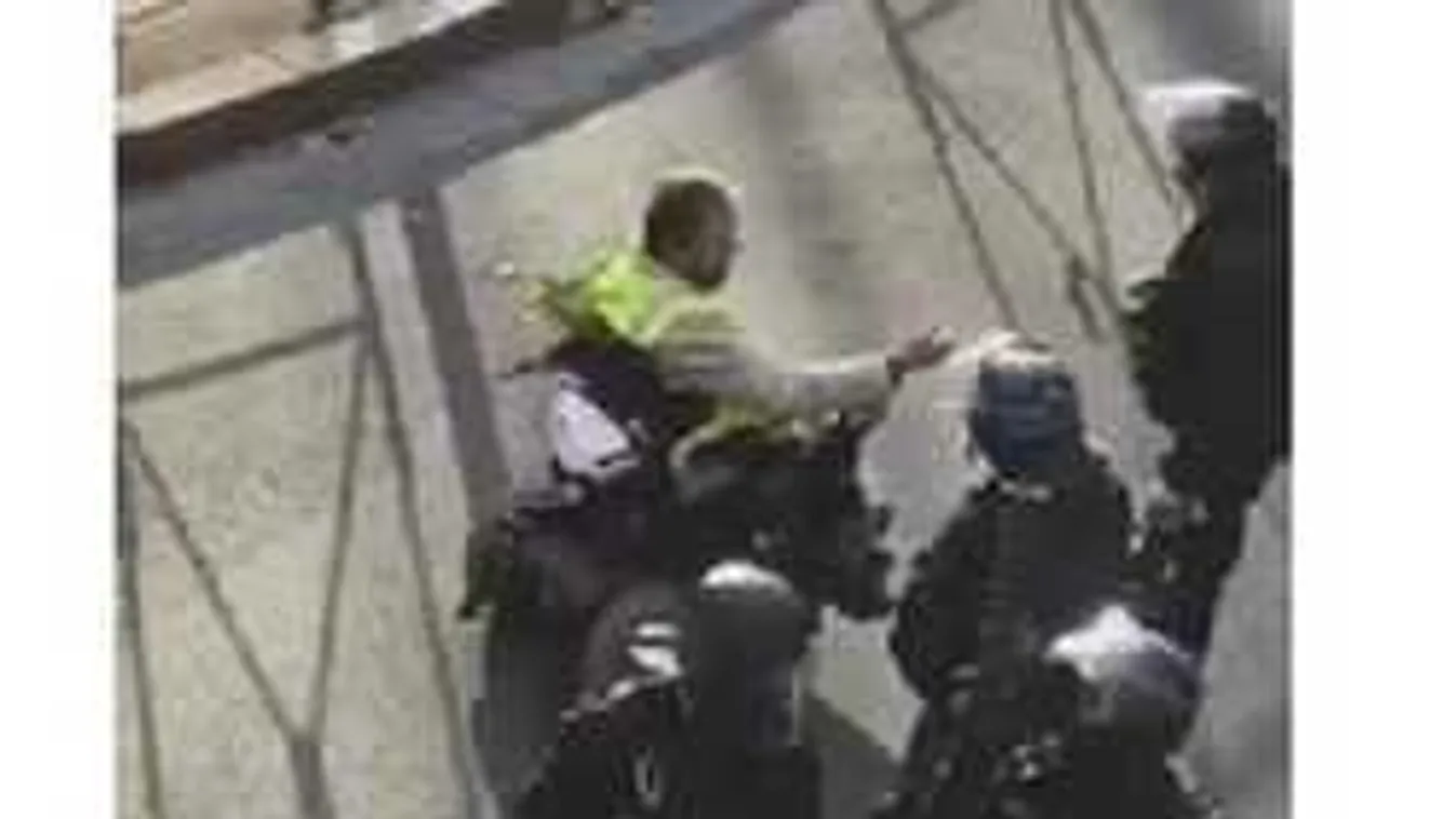 Könnygázzal fújta le a rendőr a kerekesszékes francia tüntetőt Videó!