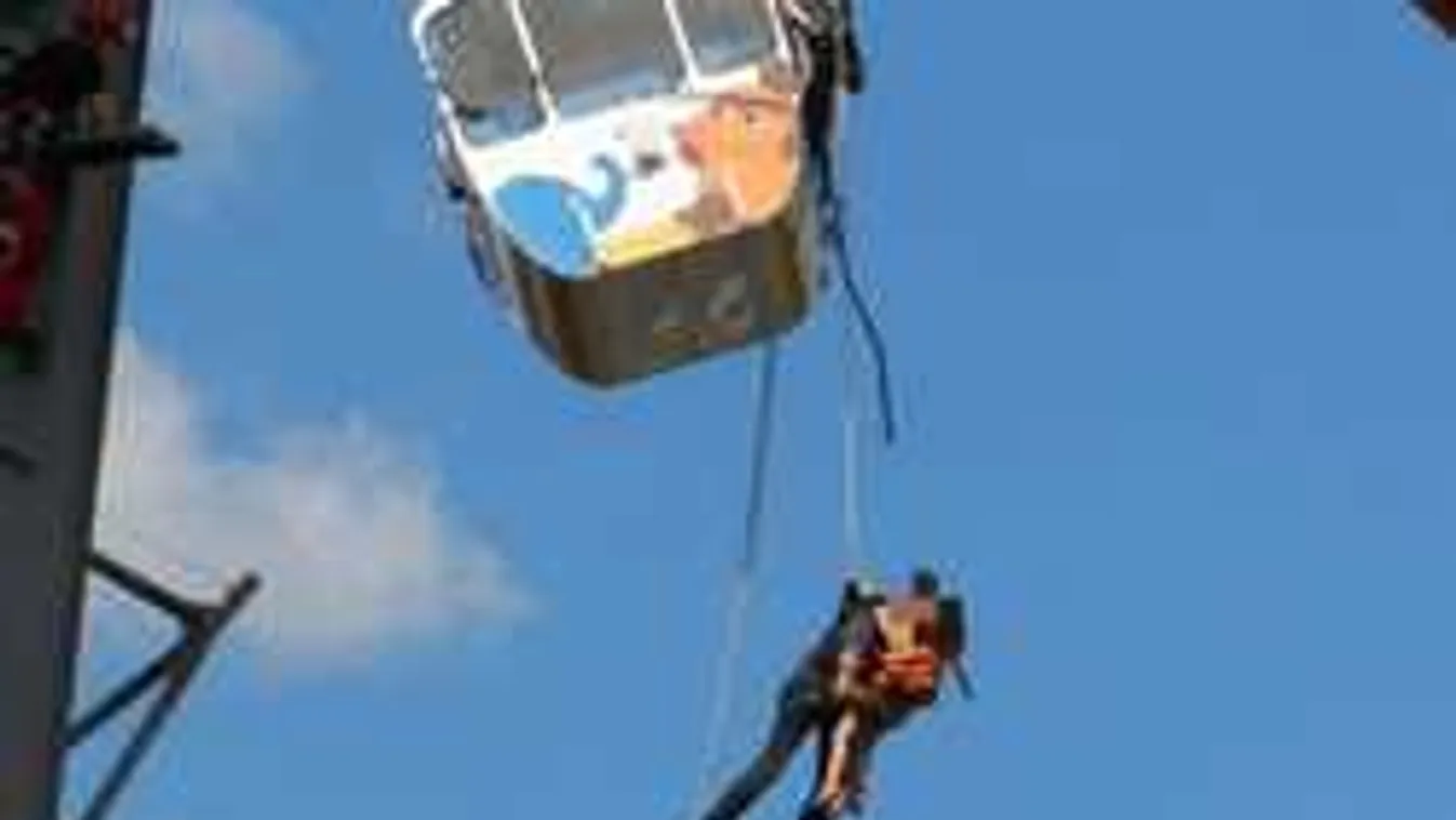 Kitört a pánik: 100 ember ragadt a magasban, mentőalakulatok küzdenek értük