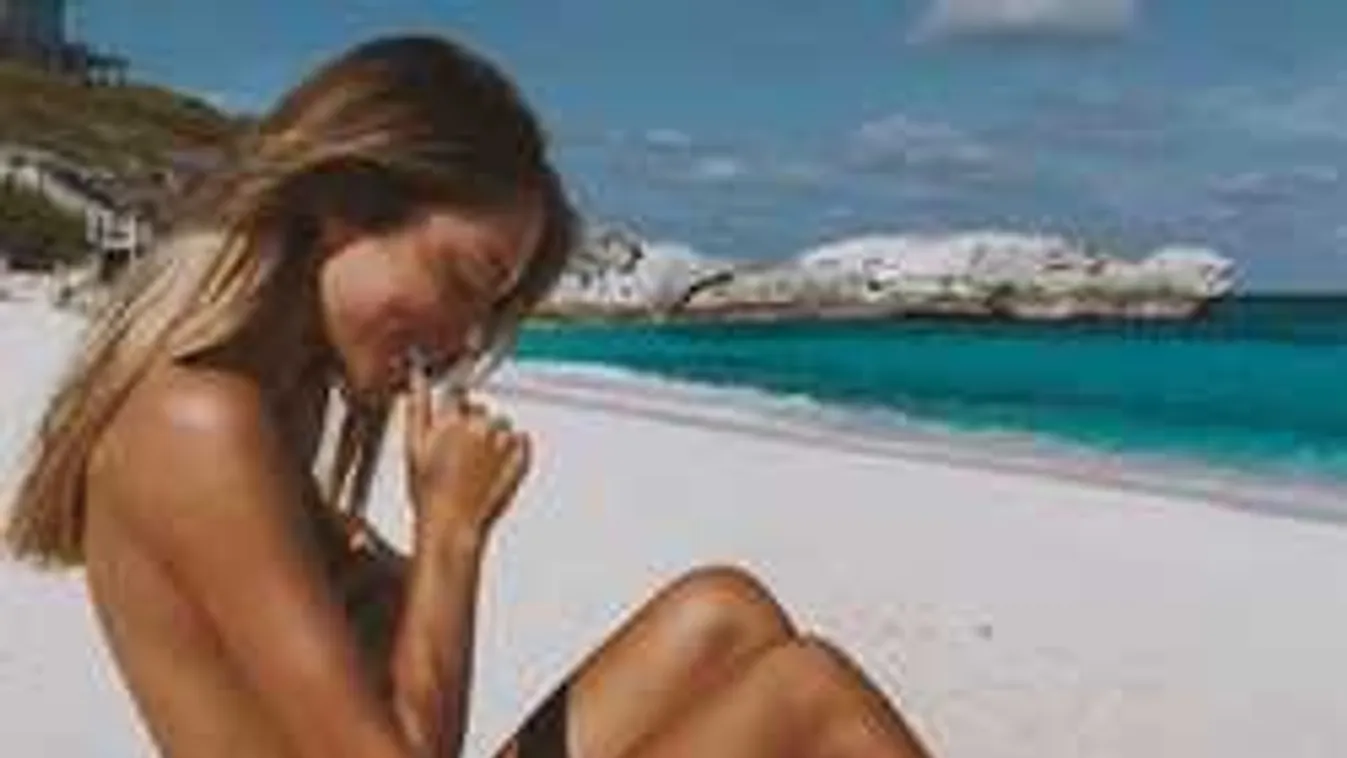 Reggeli szelfi közben villantotta meg a cicijét a francia modell