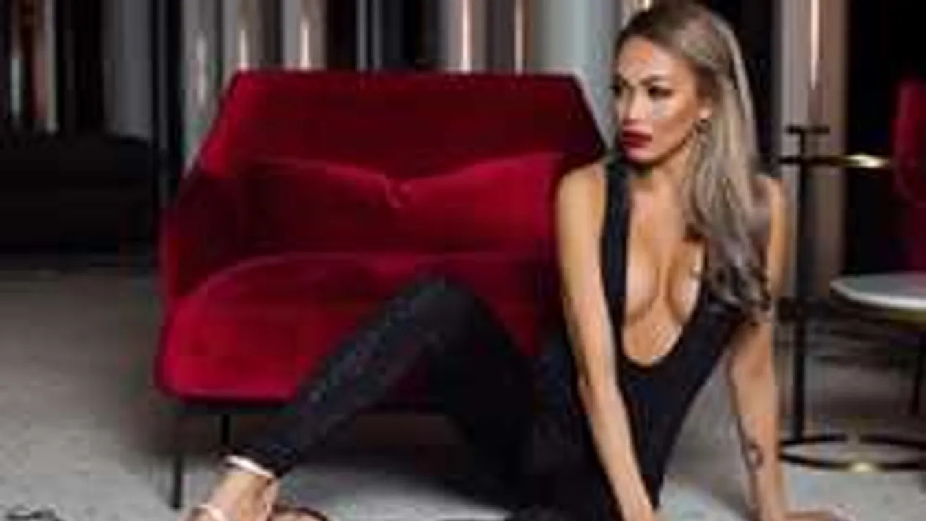 Õrjítő pózban, bugyi nélkül napozik a nagykövetasszony