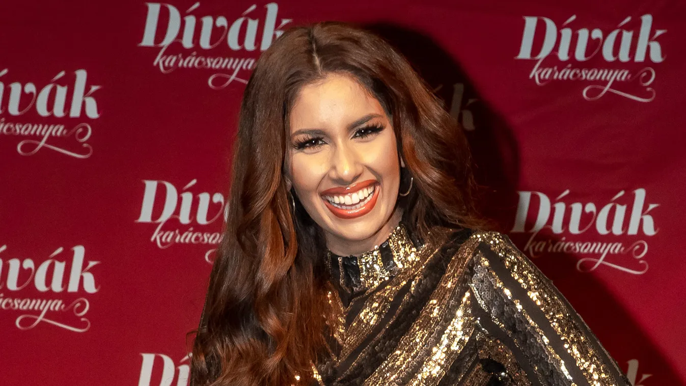 Nem semmi látvány: koncert előtt mutatta meg dekoltázsát Radics Gigi