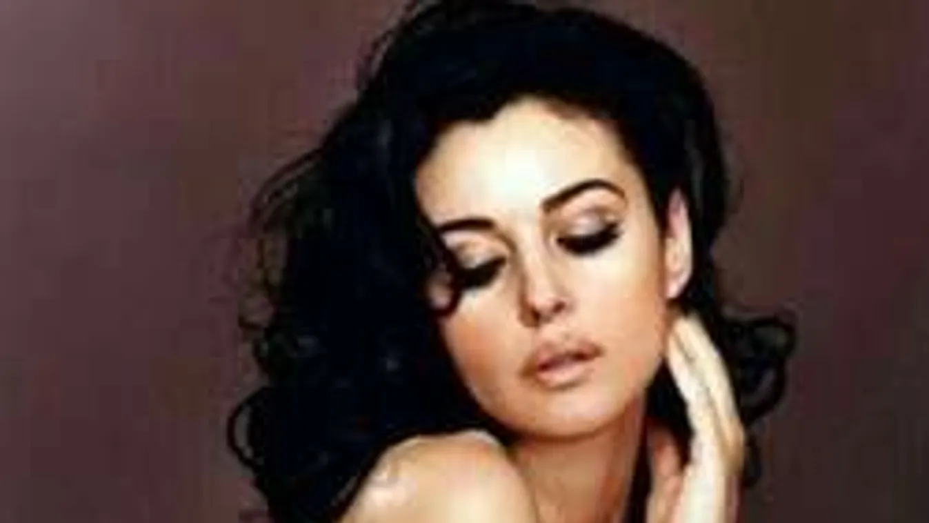 Anyaszült meztelenül állt kamerák elé az 51 éves bombázó