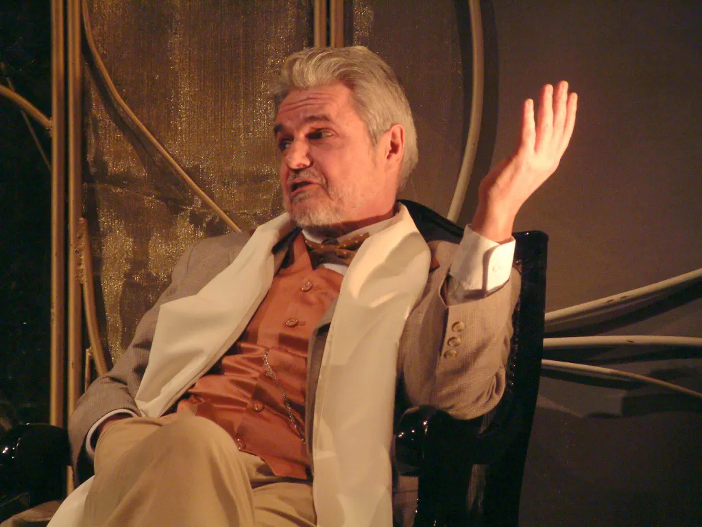 Szolnok, 2004. január 15. A Szolnoki Szigligeti Színház január 16-án mutatja be Heltai Jenõ: Tündérlaki lányok címû színjátékát három felvonásban. A darabot Esztergályos Károly rendezte. A képen: Lajos, a báró szerepében Oszter Sándor. MTI Fotó: Barna Sándor