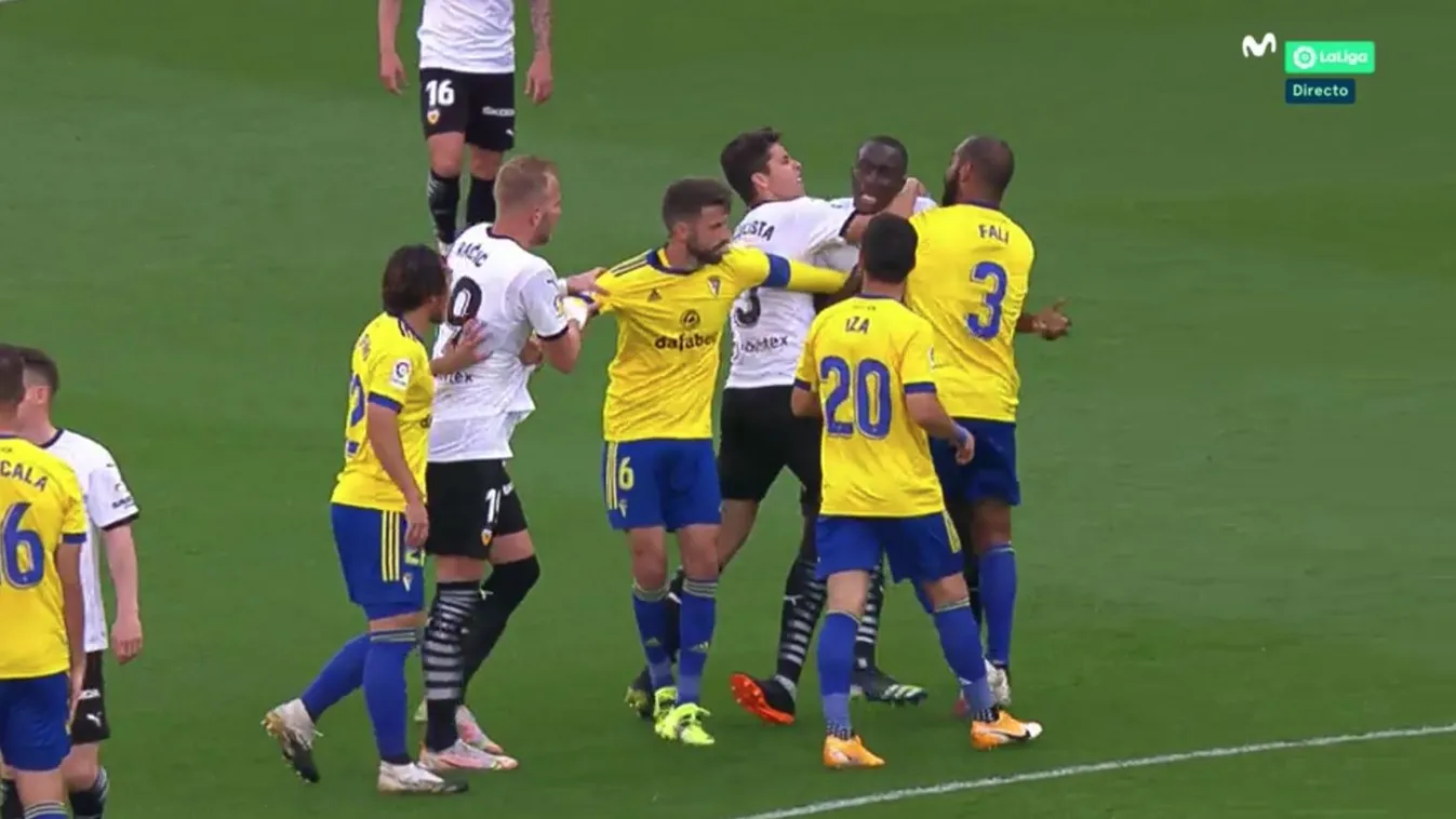 Hatalmas botrány tört ki a meccsen: a durva beszólás miatt a játékosok inkább levonultak a pályáról