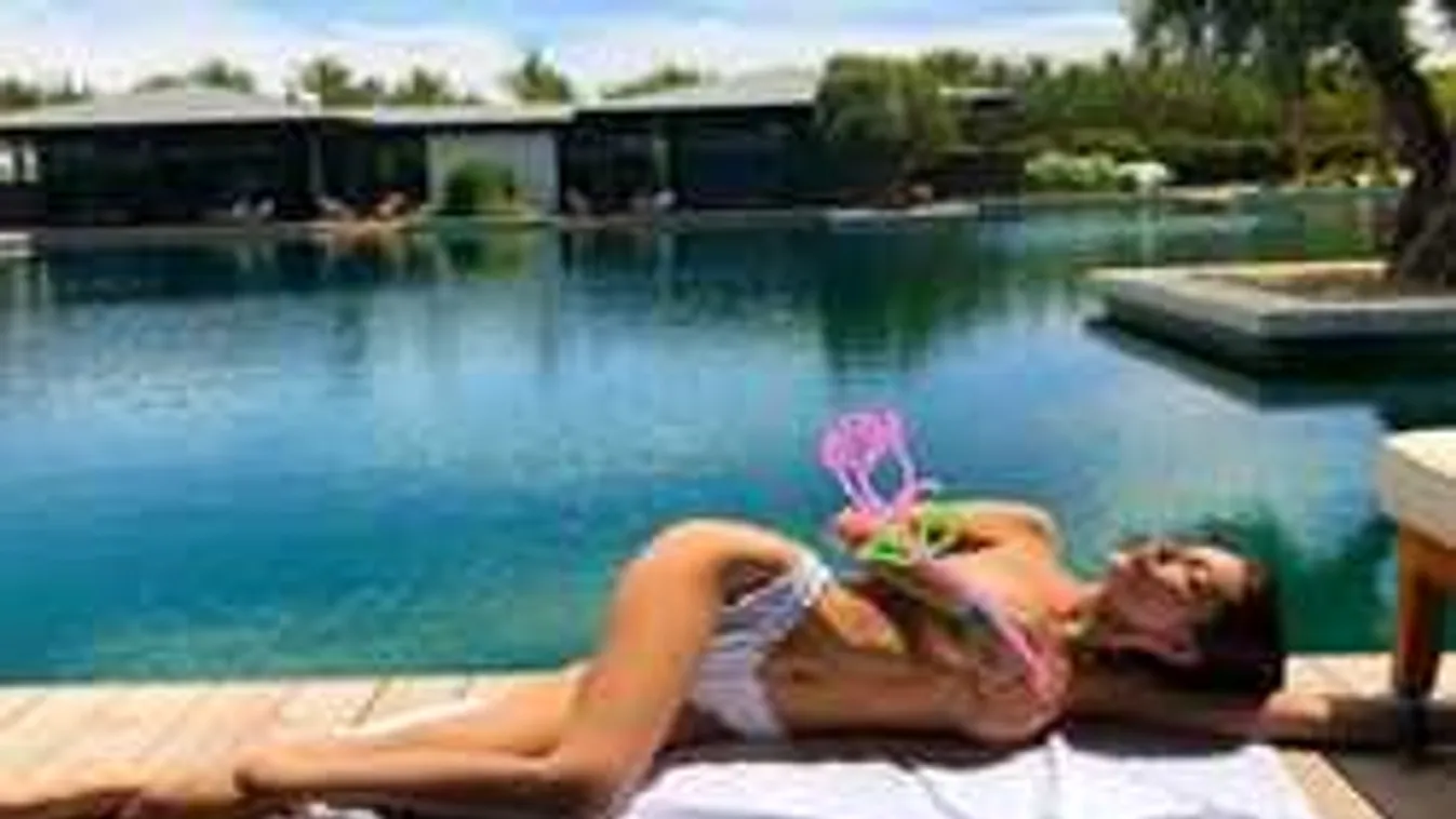 Csípővillantás: Behúzott bugyi az eszelős új divat