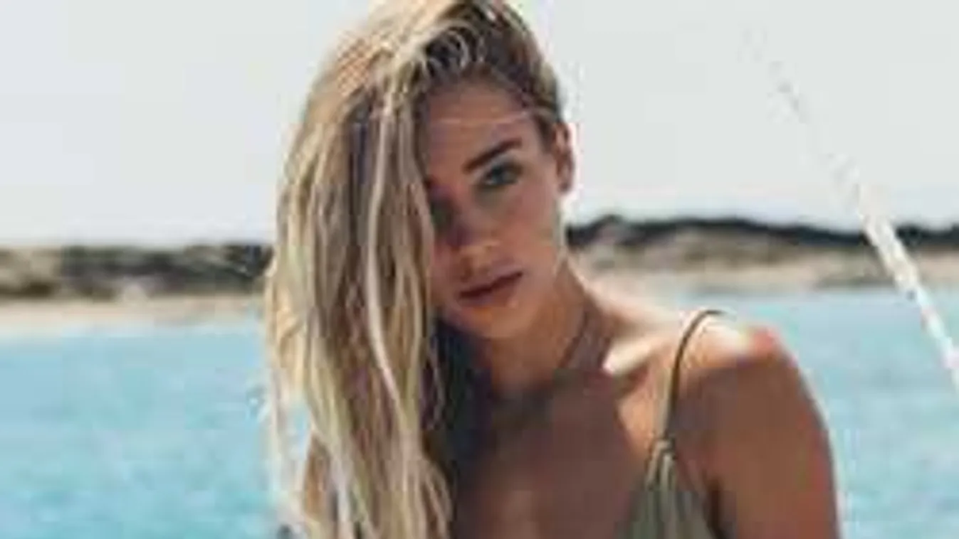 Félmeztelenül piknikezett a parkban a fiatal bombázó!