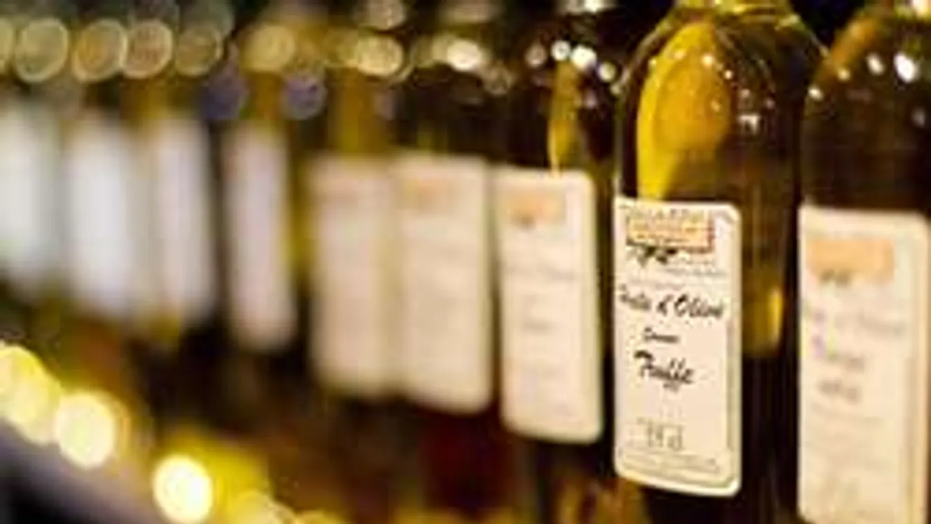 A "jövőben" gyártott olajat akartak eladni a lánynak!