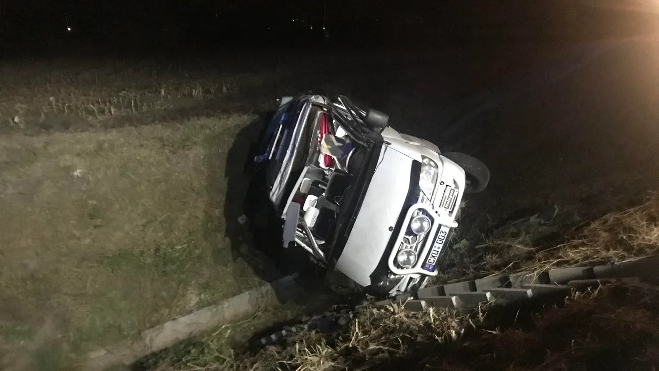 Fotók az albertirsai buszbalesetről: több gyerek is megsérült