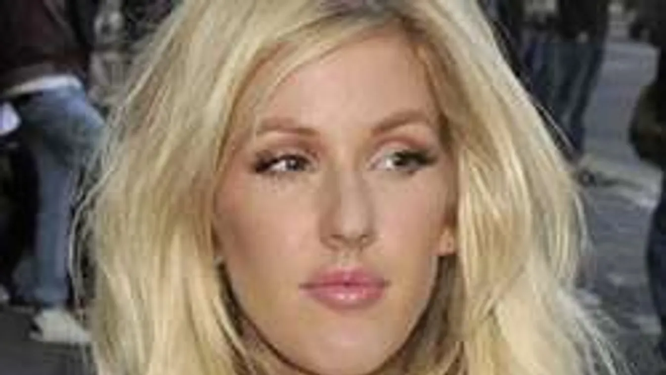 Izgató: Meztelen mellekkel fotózták a dögös popsztárt!