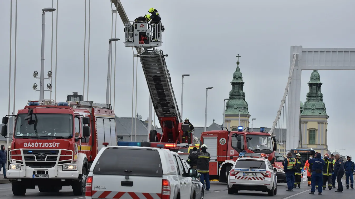 Akciófilmbe illő jelenetek: az utolsó pillanatban szedték le a férfit az Erzsébet híd tetejéről – videó