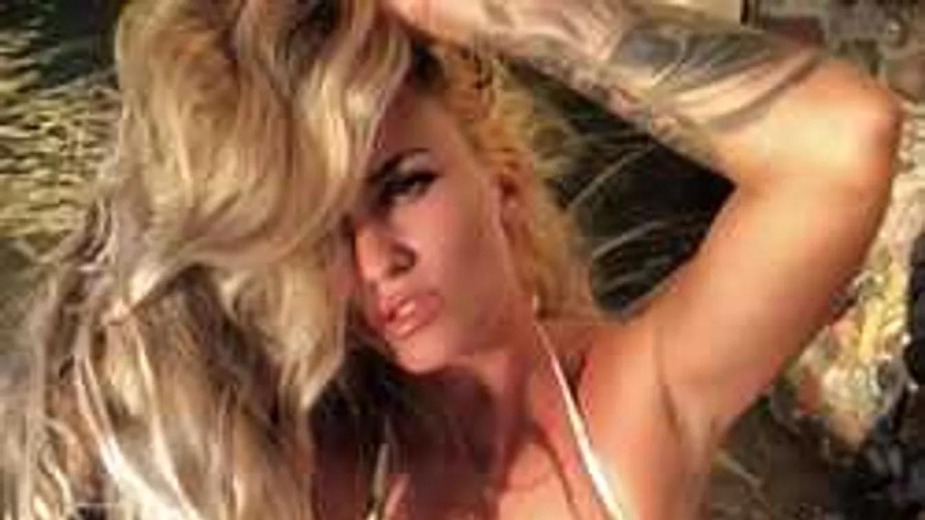 Érdekes póz, vajon van bugyi a mellbimbóit mutogató pajkos bombázón?