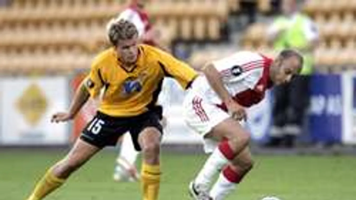 Ki ne hagyja! Dühében hanyatt vágódott a focista - videó