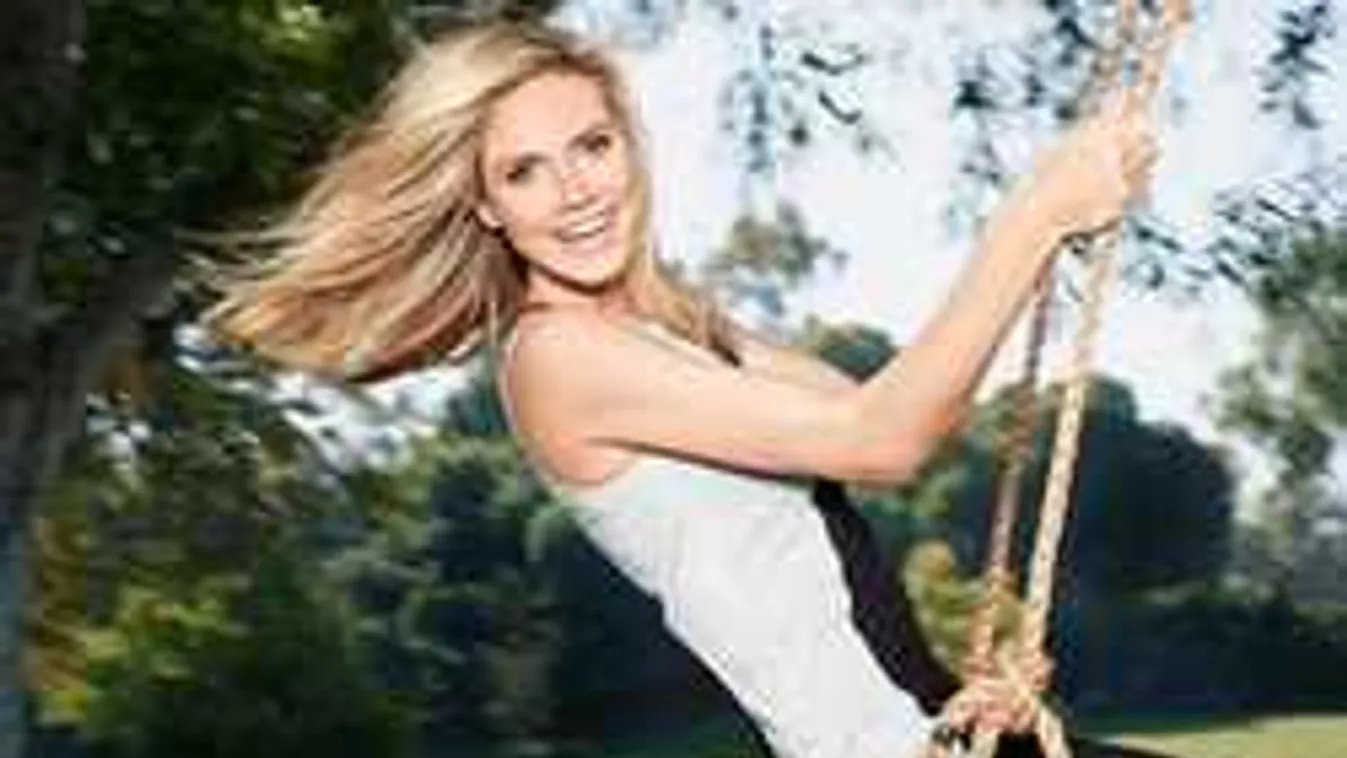 Óriásit villantott: melltartó nélkül kapták le a négygyerekes sztáranyukát