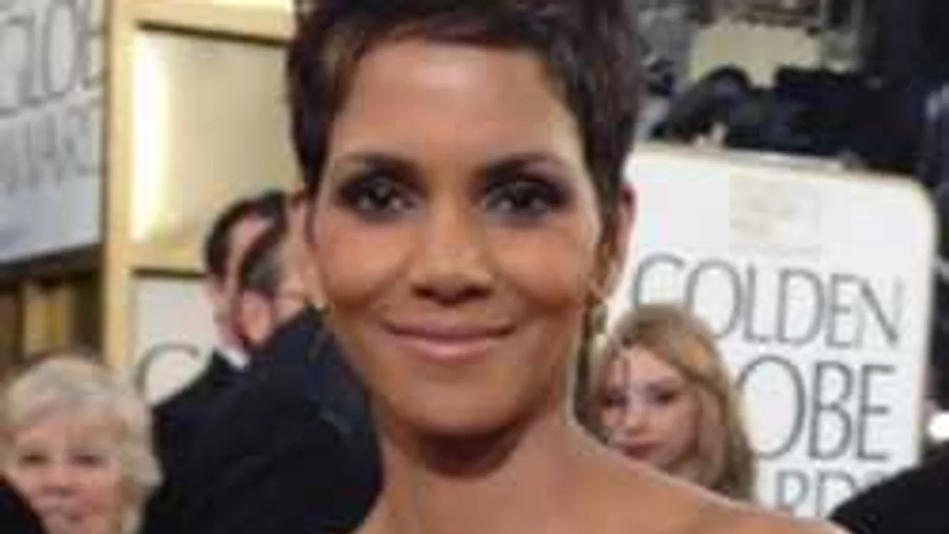 Átlátszó ruhában tárulkozott ki az 51 éves sztáranyuka