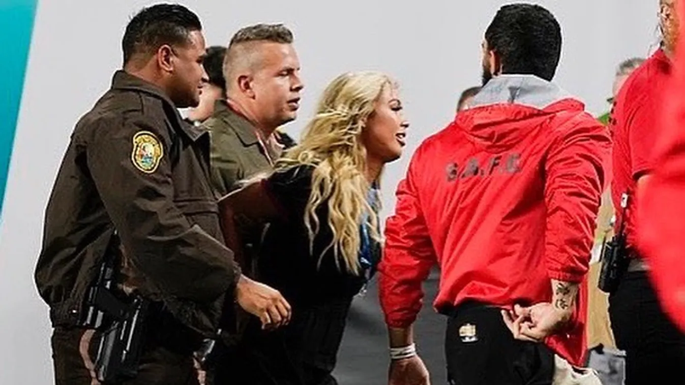 Botrányvideó a Super Bowlról: bilincsben rángatták ki a tangás csajt
