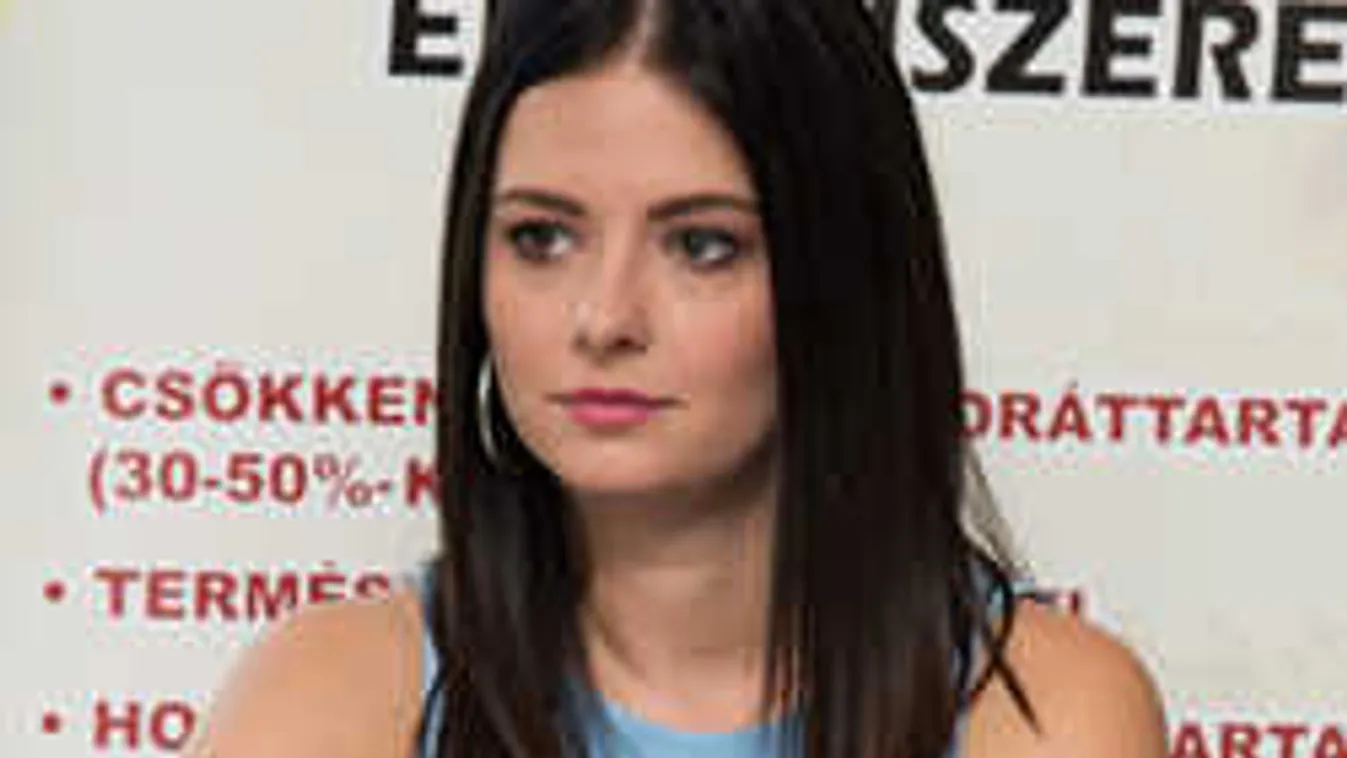 Elege lett Lolának, beszólt a kislányoknak