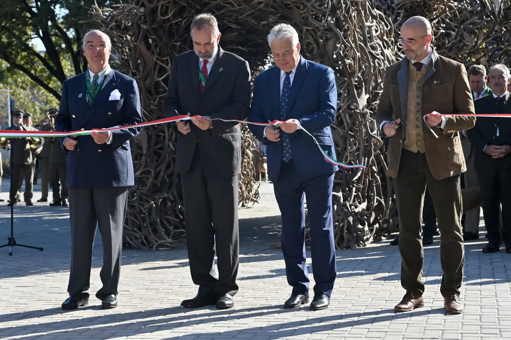 Philipp Harmer, a Nemzetközi Vadászati és Vadvédelmi Tanács alelnöke, Habsburg-Lotharingia Károly fõherceg, a világkiállítás fõvédnöke, Semjén Zsolt miniszterelnök-helyettes és Kovács Zoltán, a vadászati világkiállítás megvalósításáért felelõs kormánybiztos (b-j) a nemzeti színû szalag átvágásával megnyitja az "Egy a Természettel Vadászati és Természeti Világkiállítást a Hungexpo Budapest Kongresszusi és Kiállítási Központban 2021. szeptember 25-én. MTI/Illyés Tibor