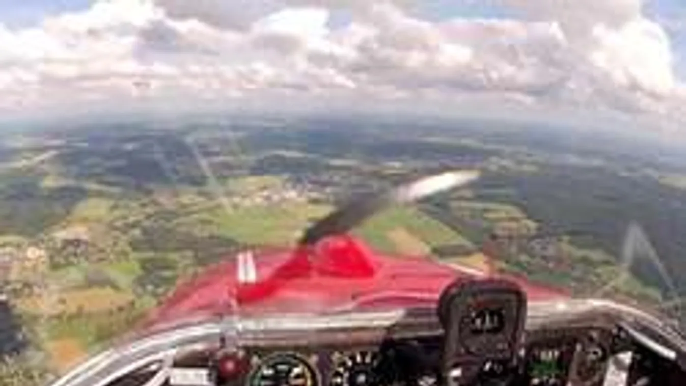 Ebéd közben zuhant rájuk egy repülő!