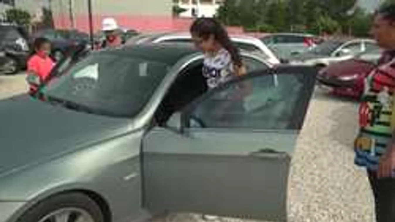 Bangó Margit autóval lepte meg dédunokáját